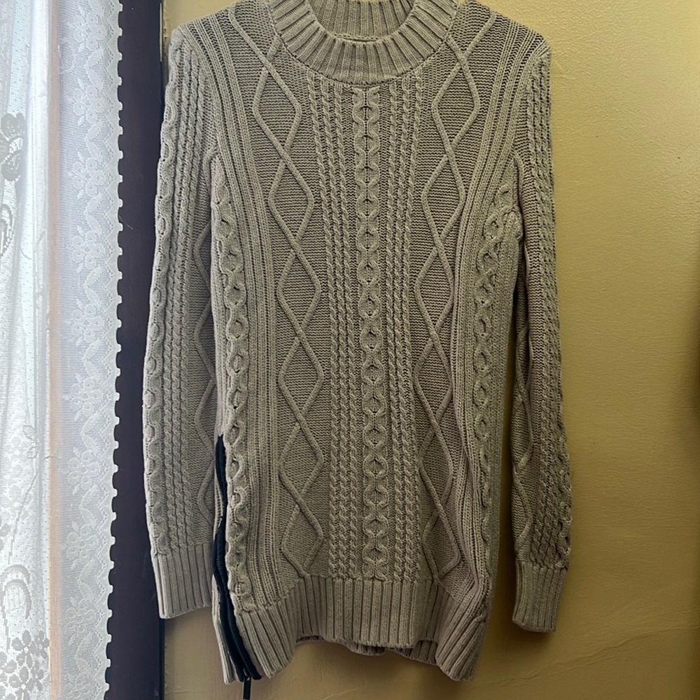 This is an off white banana republic sweater.